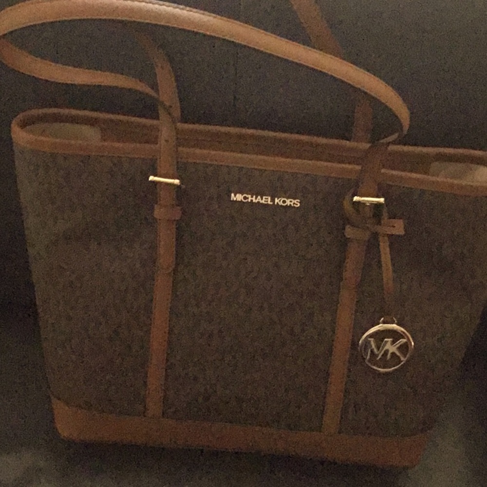 Michael Kors jet set tote , medium size, new never used